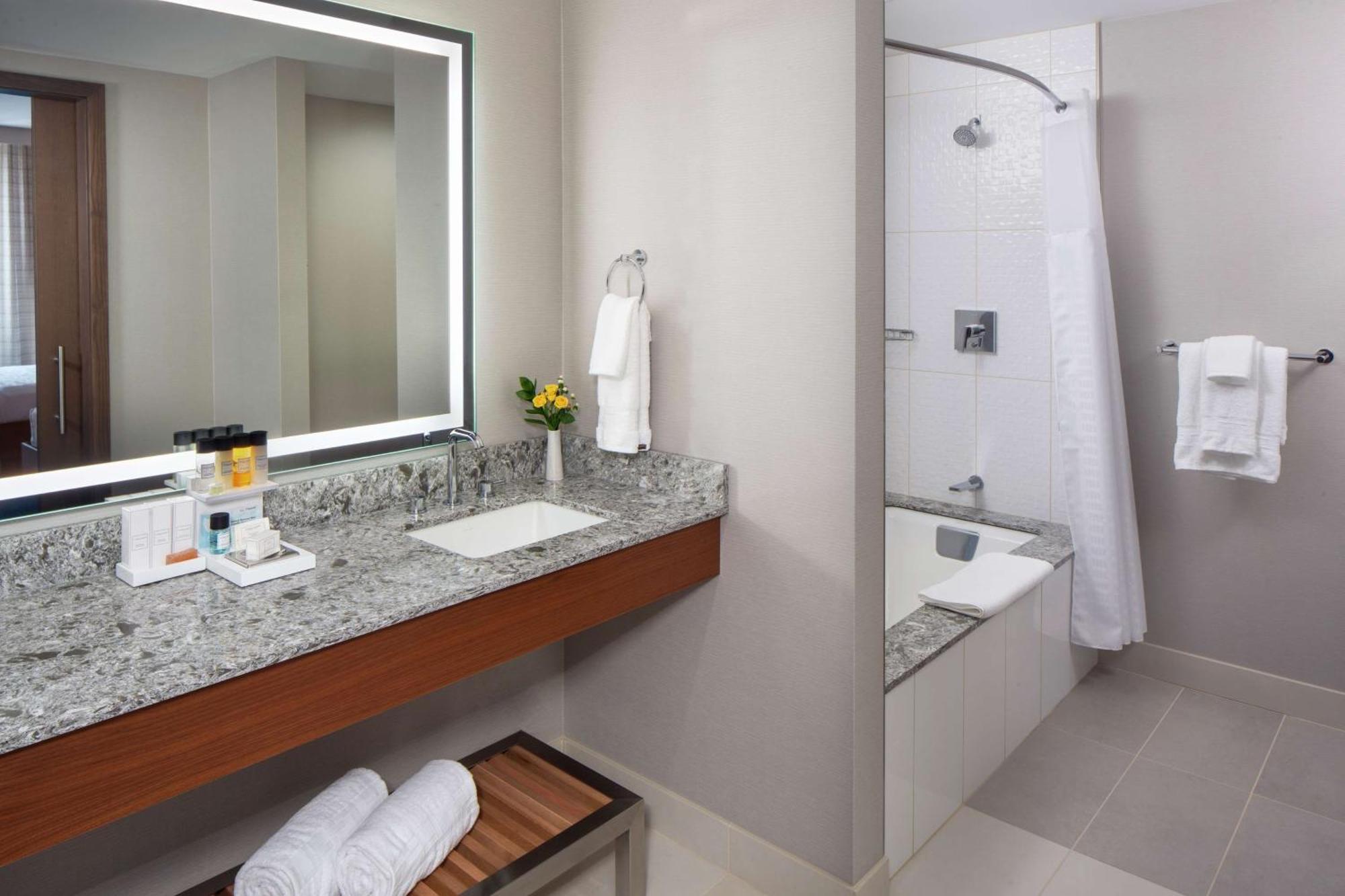 Hilton Rochester Mayo Clinic Area Екстериор снимка